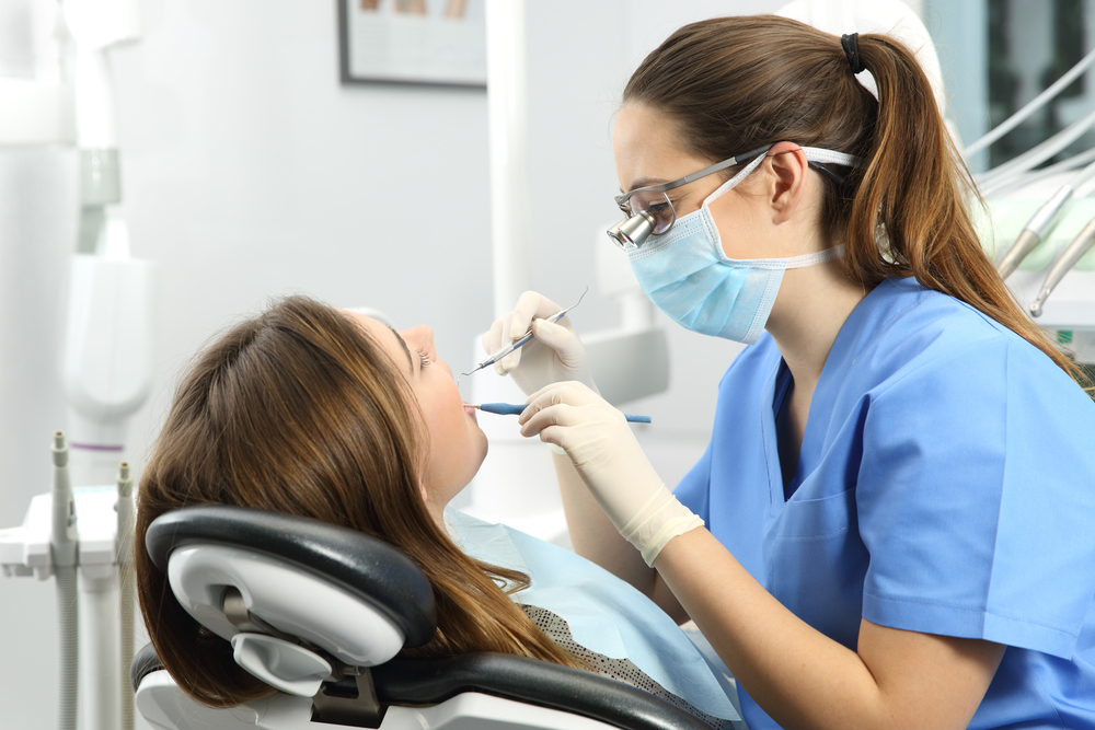 Profissional de Odontologia com paciente